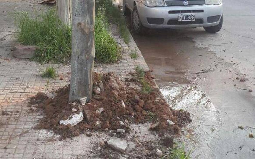 Una invasi�n de postes destroz� ca�os de agua