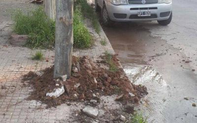 Una invasi�n de postes destroz� ca�os de agua