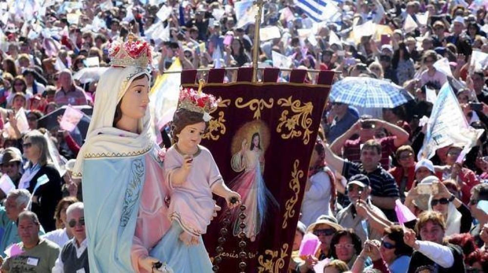 Miles de fieles cat�licos celebraron los 34 a�os de la aparici�n de la Virgen del Rosario