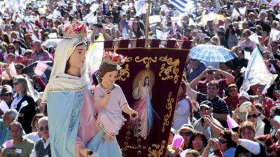 Miles de fieles cat�licos celebraron los 34 a�os de la aparici�n de la Virgen del Rosario
