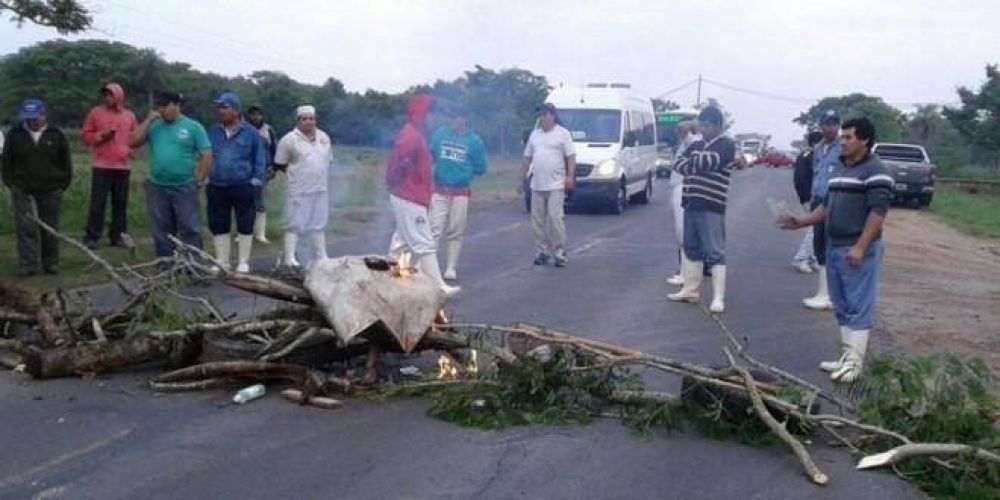Corrientes: trabajadores de frigorfico cortan la Ruta 5