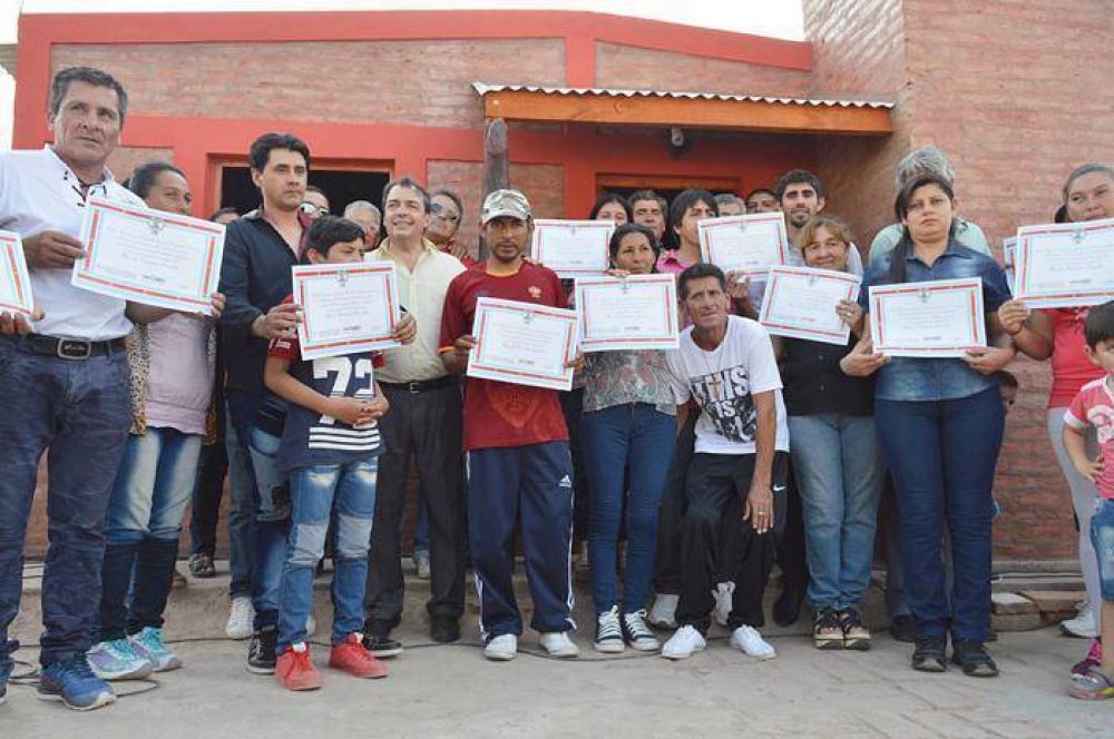 Inauguran viviendas sociales