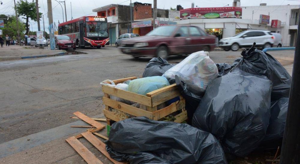 Llevar� un d�a juntar la basura que dej� en la calle un conflicto que todos niegan