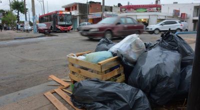 Llevar� un d�a juntar la basura que dej� en la calle un conflicto que todos niegan