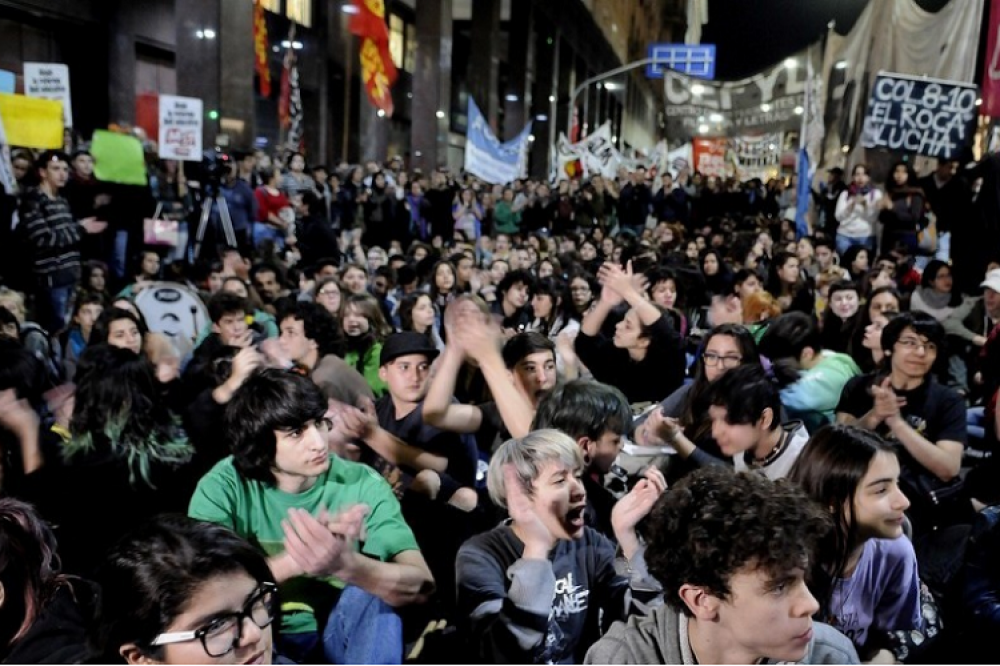 Tras un mes de conflicto, los alumnos levantaron las tomas pero realizar�n marchas
