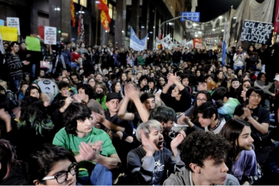 Tras un mes de conflicto, los alumnos levantaron las tomas pero realizar�n marchas