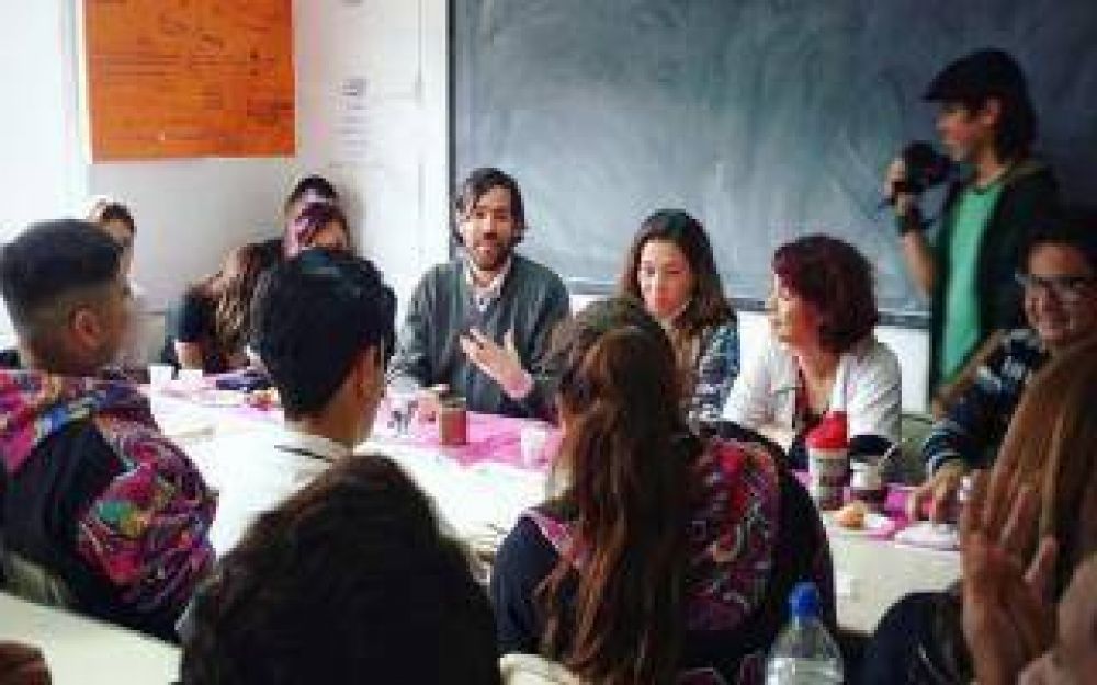Del Ca�o defendi� el aborto y pidi� por Maldonado en su visita a Lomas de Zamora