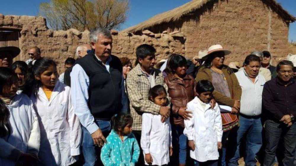 Servicios de agua y luz para Tabladitas