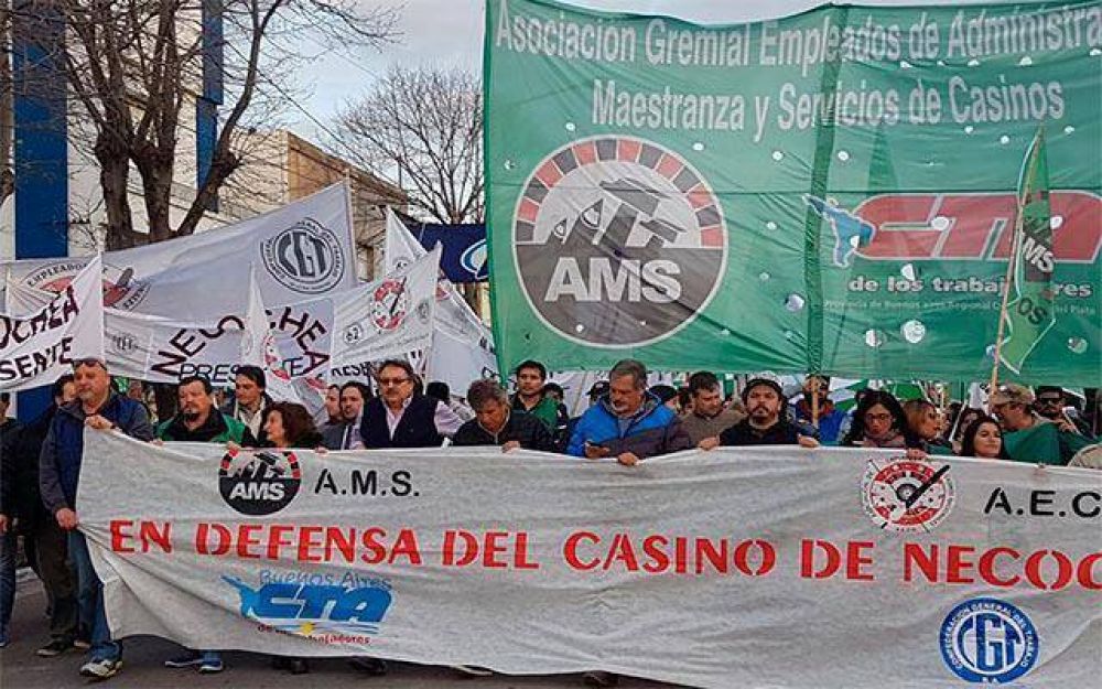 Casineros realizaron una fuerte protesta por el cierre del casino de Necochea
