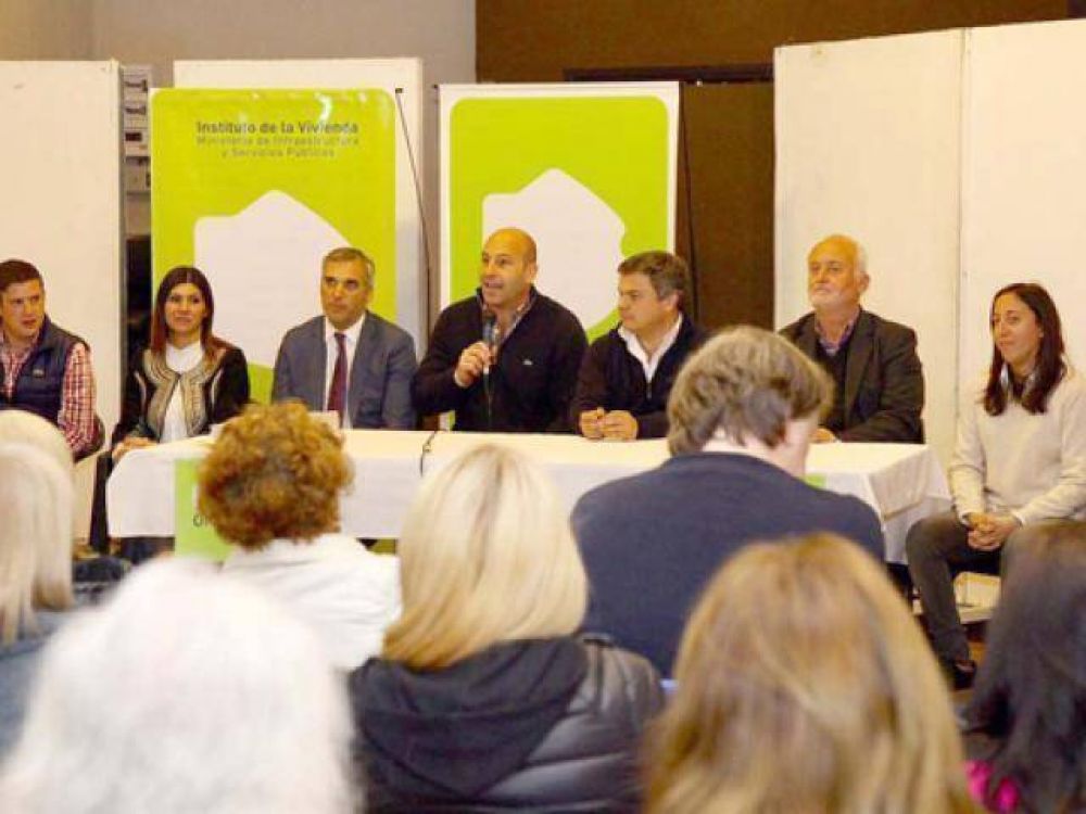 Acto de entrega de 52 escrituras