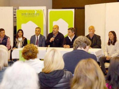 Acto de entrega de 52 escrituras