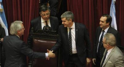 Tras la renuncia de Rozas, Pinedo le pide ayuda a Marcos para contener los radicales