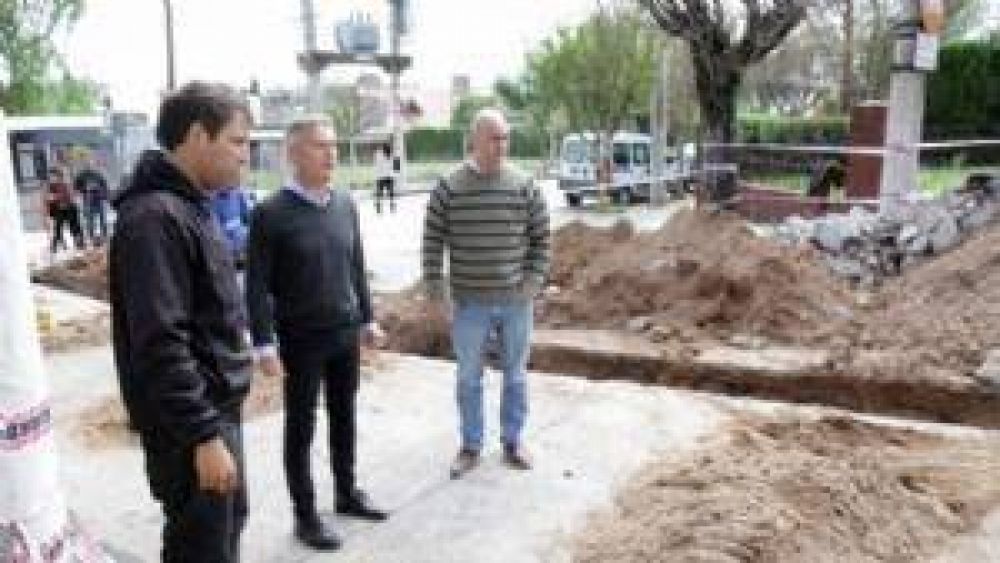 Avil�s recorri� la obra de cloacas en barrio Los Manantiales