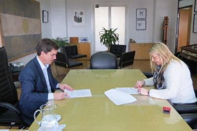 Cloacas: Bertone firm� convenio con Naci�n para el financiamiento de la planta 