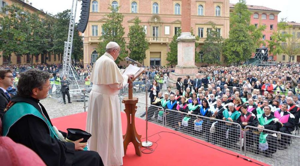 El Papa a estudiantes en Bologna: No se contenten con pequeos sueos, sueen en grande!