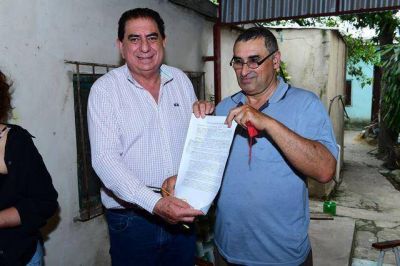 Nueva entrega de adjudicaciones en venta de terrenos a vecinos del barrio Eva Per�n 