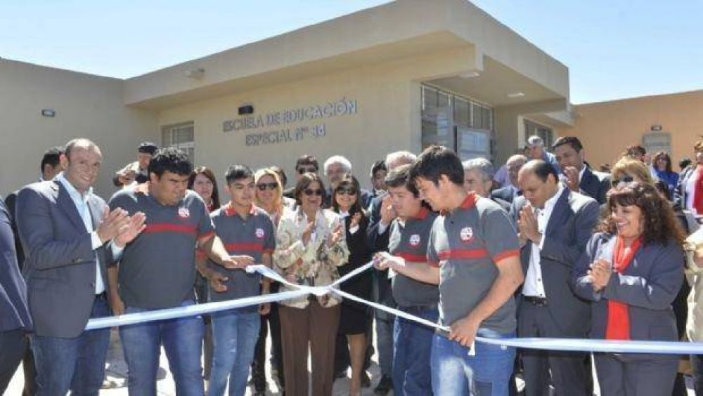 Luc�a dej� inaugurado el edificio de la Escuela Especial de Oficios