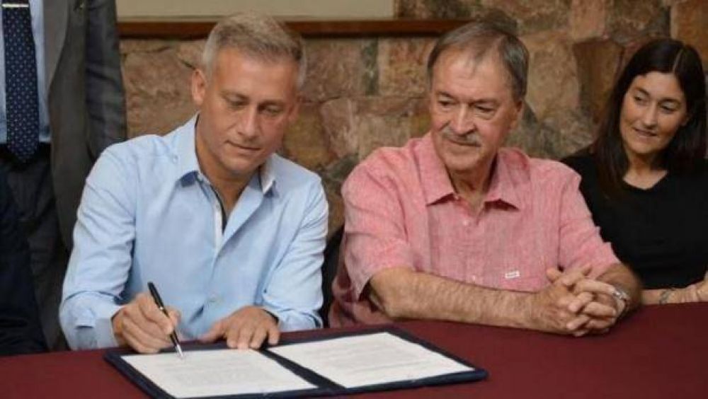 Schiaretti llega a Carlos Paz para firmar el contrato del puente peatonal