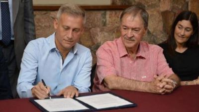 Schiaretti llega a Carlos Paz para firmar el contrato del puente peatonal