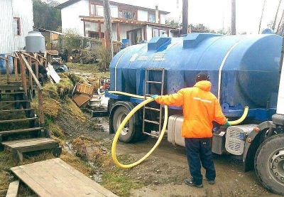 Con equipo propio el Municipio provee agua a vecinos de Andorra