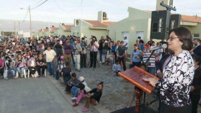 Vivienda: �Hacemos todo lo que podemos�, dijo Luc�a