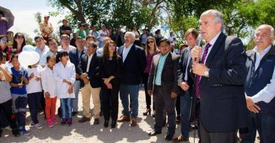 400 familias de Monterrico beneficiadas con obras de agua