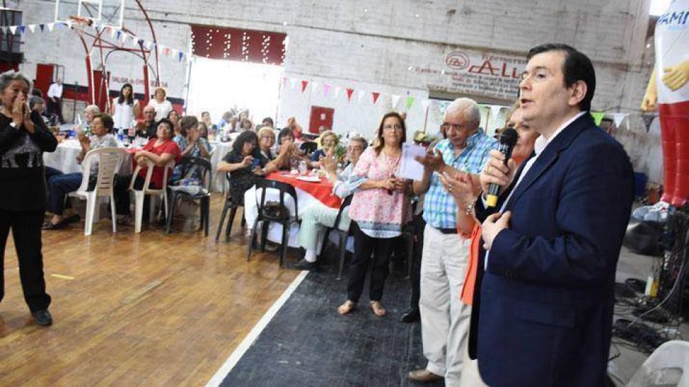 Senador Zamora en el encuentro por el �D�a del adulto mayor�