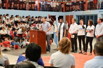 Urtubey inaugur� un moderno polideportivo