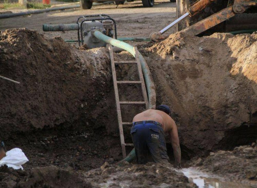 Aflora el agua subterr�nea y eso atrasa la obra de las cloacas en 25 de Mayo