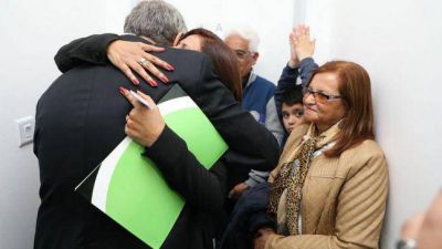 Ferraresi entreg� casas a familias j�venes