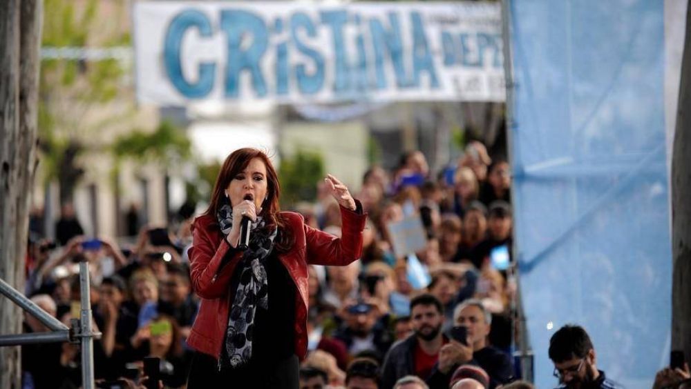 Cristina en Lans: pidi al Gobierno que deje de 