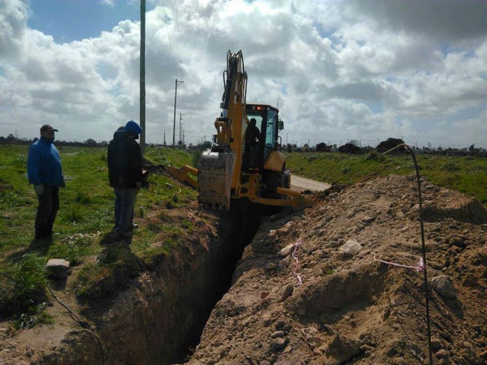Comenzaron el zanjeo para la red cloacal en Barrio Campana