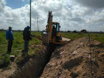Comenzaron el zanjeo para la red cloacal en Barrio Campana