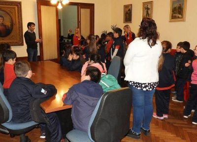 L�pez sigue recibiendo a alumnos de escuelas de Necochea