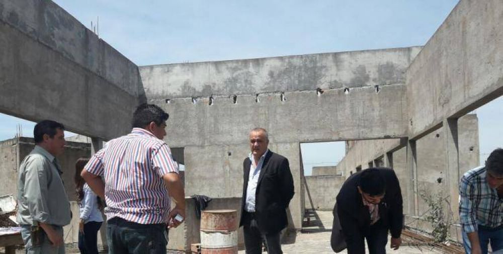 Comenzaron las obras en la policl�nica de Lomas de Taf�