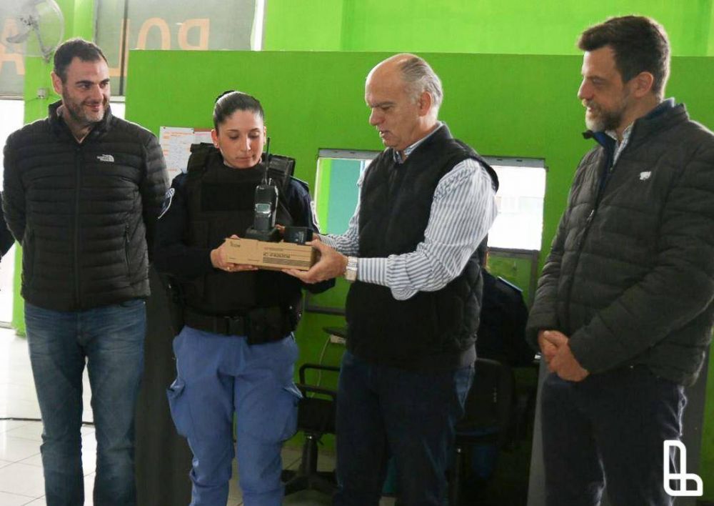 Entregan chalecos y handies a la Polic�a Local