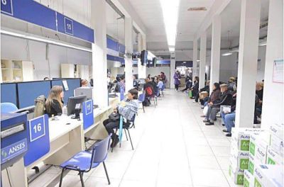 Procesan a un empleado del ANSES acusado de quedarse con plata de un jubilado analfabeto