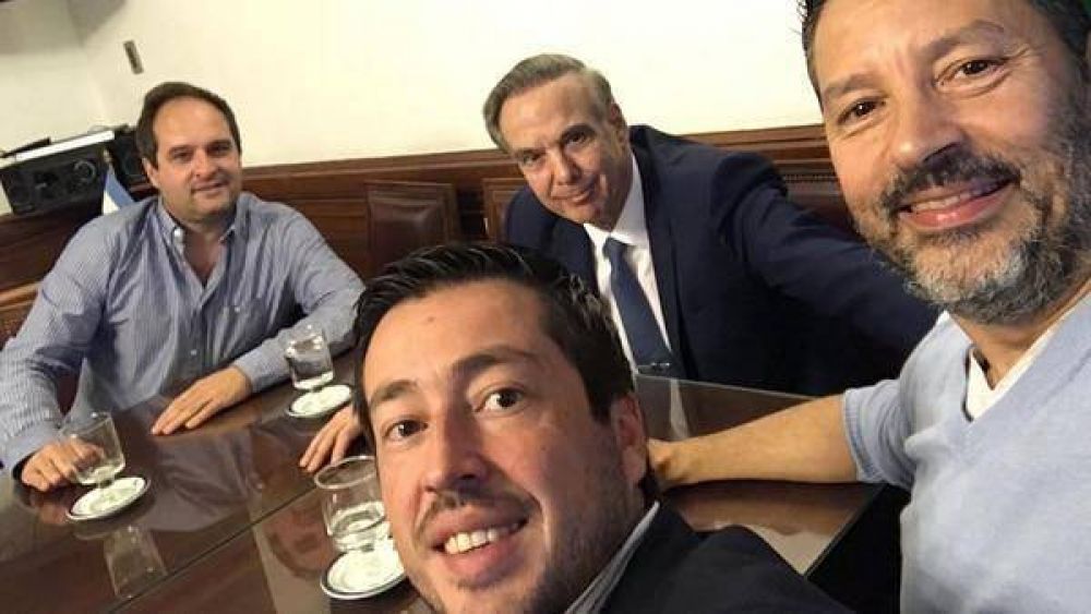 Reuni�n sorpresiva entre tres intendentes kirchneristas y Miguel �ngel Pichetto