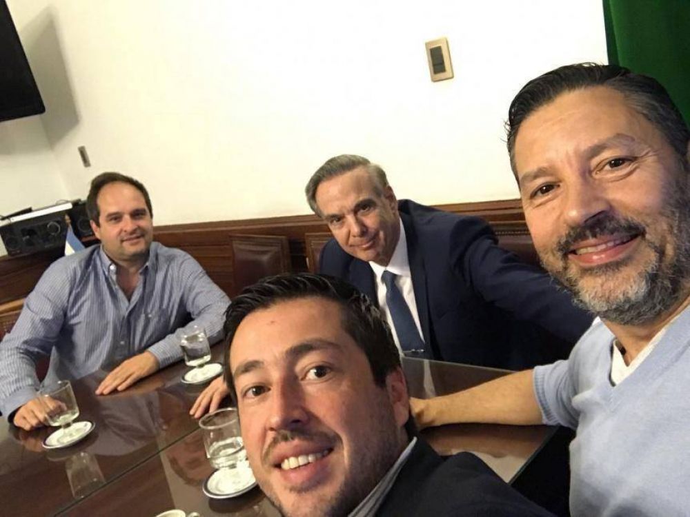 Tres intendentes de Unidad Ciudadana, a pura risa con el Senador que quiere a CFK 