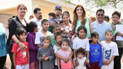 La gobernadora Claudia de Zamora habilit� 71 viviendas en el barrio Santa Rosa de Lima