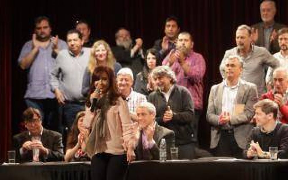 En Avellaneda, Cristina critic� el endeudamiento: �Quedamos todos como el tujes en Argentina�