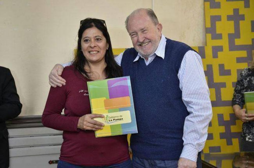 Verna entreg� cr�ditos y recorri� obras en Macach�n