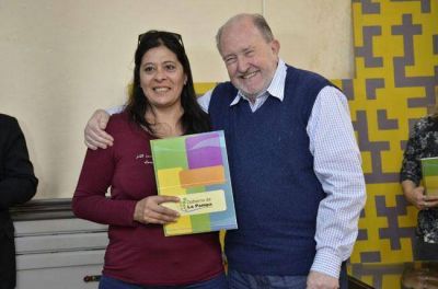 Verna entreg� cr�ditos y recorri� obras en Macach�n