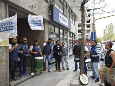 Trabajadores escrachan en su domicilio al due�o del restaurante Pampita