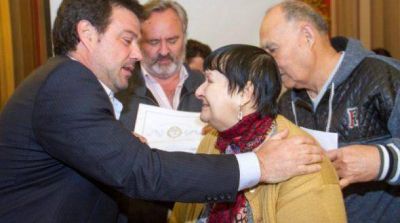 Canosa entreg� escrituras a vecinos de Las Flores