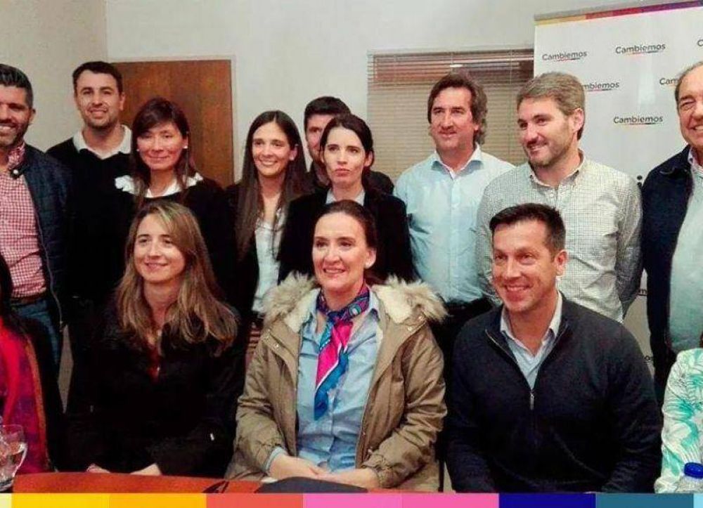 Gabriela Michetti vino a sacarse una foto con los candidatos de Cambiemos