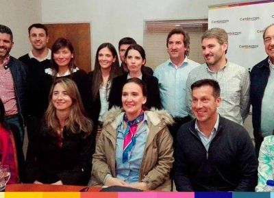 Gabriela Michetti vino a sacarse una foto con los candidatos de Cambiemos