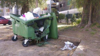 Cada dos d�as alguien quema un contenedor de basura en Paran�