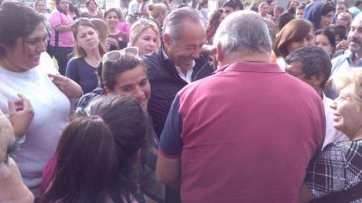Adolfo: reuniones multitudinarias y di�logo con los vecinos, uno por uno