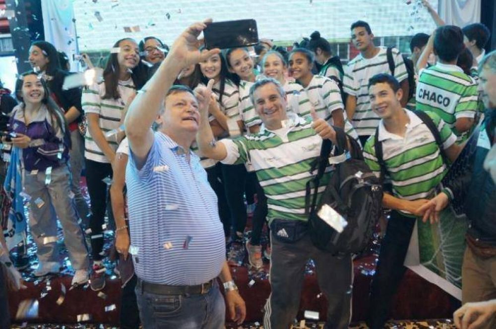 En el nuevo microestadio del Jaime Zapata Peppo despidi a 700 jvenes que representarn al Chaco en los Juegos Evita